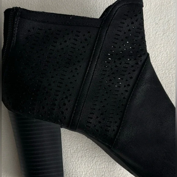 American Eagle Womenโs 3โ Black Bootie, Peep Toe sz 10 - Picture 6 of 9